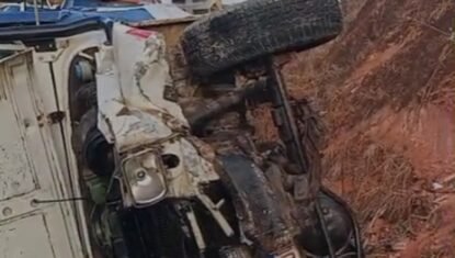 Idosa morre e três ficam feridos em acidente entre carro da Saúde de Porto de Pedras e caminhonete em Maceió