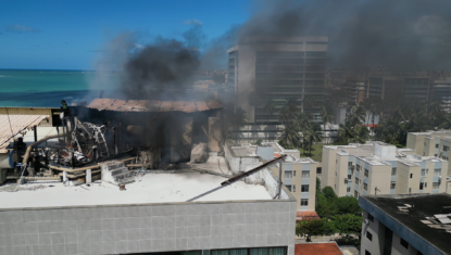 VÍDEO: incêndio atinge cobertura do hotel Ritz Suítes na Cruz das Almas