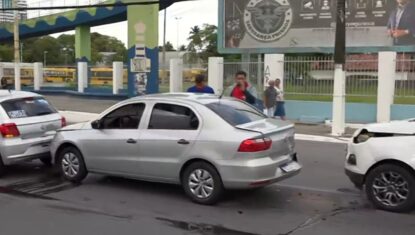 Engavetamento envolvendo três carros deixa trânsito lento na Av. Fernandes Lima