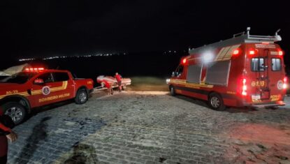Bombeiros buscam mulher que desapareceu após embarcação virar no Rio São Francisco em Sergipe