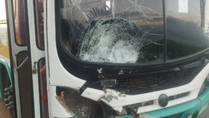 Dois jovens morrem após moto bater em ônibus em Alagoas