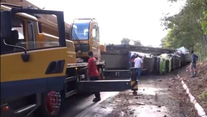 Caminhão-cegonha com carros tomba e interdita BR-316 em Satuba