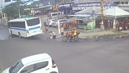Mulher morre após ser atropelada por ônibus em Maceió; VÍDEO