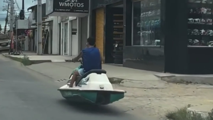 Homem é flagrado ‘pilotando’ moto aquática pelas ruas de Maceió; VÍDEO