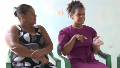 Adolescente surda e mãe que não sabe Libras improvisam comunicação em casa