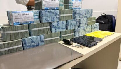 Dois homens são conduzidos com cerca de R$ 2 milhões em espécie após saque em banco de Maceió