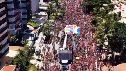 Apoiadores realizam ato a favor de Lula na orla de Maceió