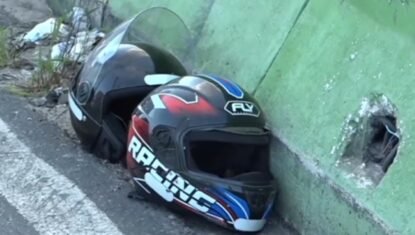 Motociclista morre e corpo fica pendurado em viaduto de Maceió após colisão; mulher ficou ferida