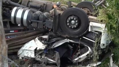 Motorista de carreta morre após carreta carregada com madeira tombar no Benedito Bentes