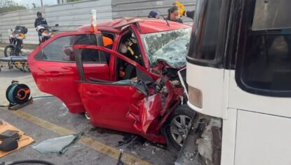 Motorista colide contra ônibus e fica presa às ferragens no Pinheiro